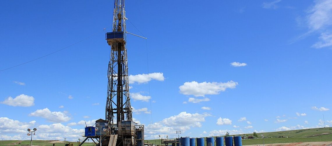 1024px-Williston_North_Dakota_Oil_Field_Oil_Rig_5894614162.jpg