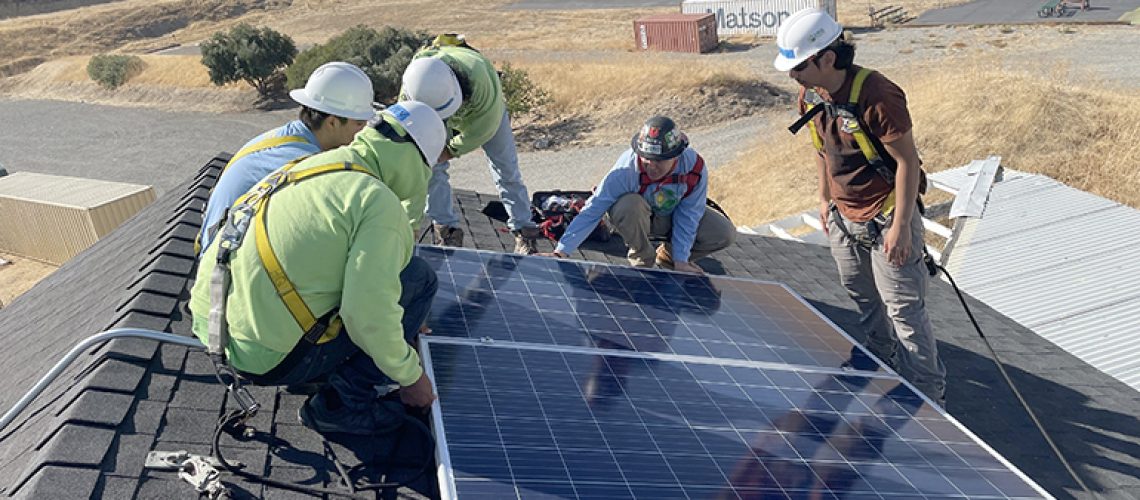 GRID-alternatives-low-income-installation-rooftop.jpg