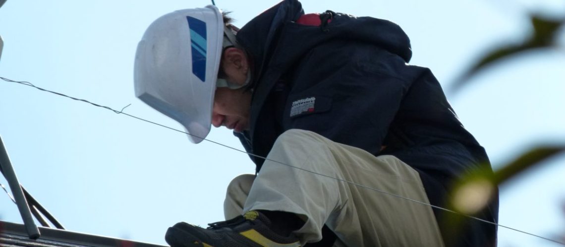 Solar_installation_technician_on_rooftop_5392894792-1200x675.jpg