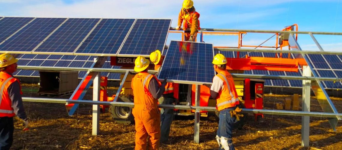 blattner_construction_pv_plant_workers.jpg